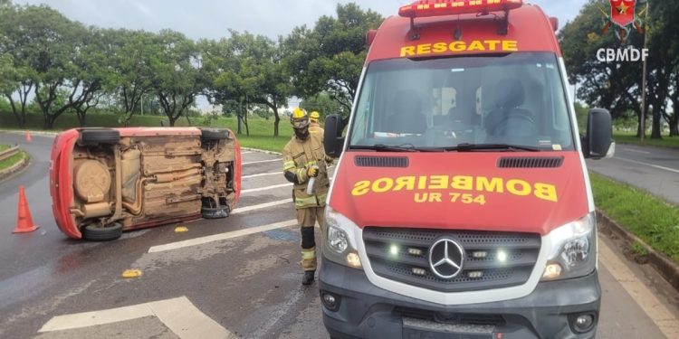 Carro com duas pessoas capota e bloqueia parte da Epia Sul