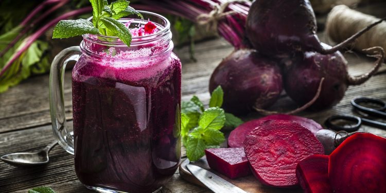 Entenda como o suco de beterraba pode aumentar a força nos treinos