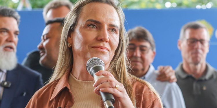 Celina inaugura novo campo de futebol sintético em Sobradinho