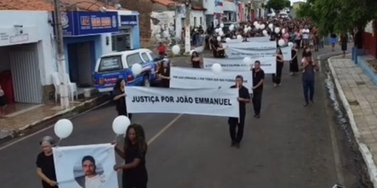 “Justiça”: parentes e amigos fazem passeata para professor morto no DF