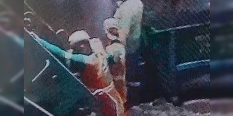 Garis do SLU são flagrados pichando muro de condomínio na véspera de Ano-Novo. Veja vídeo