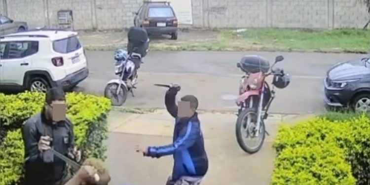 Assaltantes armados com faca roubam motoboy durante entrega no DF