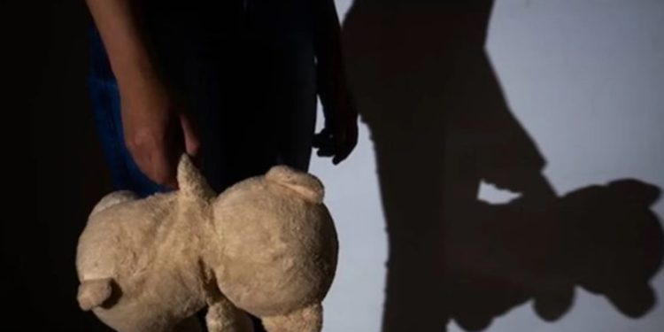 Mãe é presa suspeita de maus-tratos contra a filha de 11 anos no DF