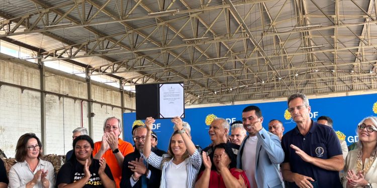 Celina Leão assina ordem para modernizar Complexo de Reciclagem do DF