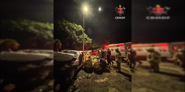 Duas pessoas ficam feridas após carro bater em mureta no DF