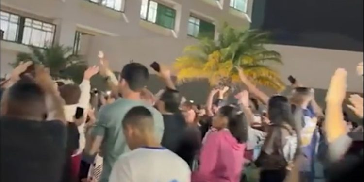 Jovem baleado por PM: amigos fazem corrente de oração em hospital. Veja vídeo