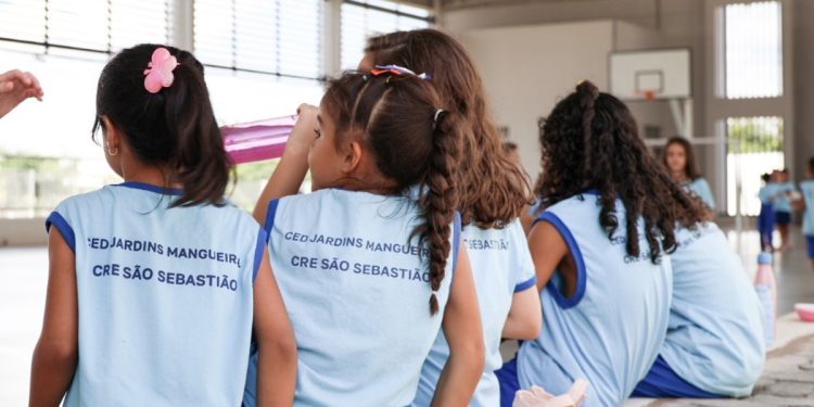 Uniformes da rede pública do DF não terão mais nome da escola; entenda