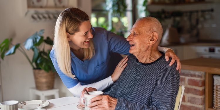 Apoio emocional é chave para evitar depressão em idosos, diz estudo