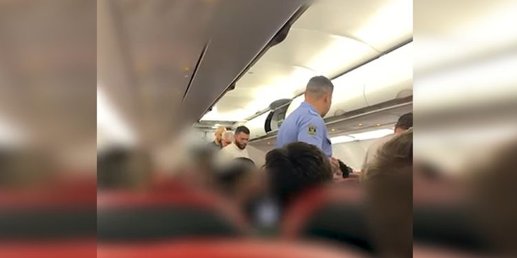 Passageiro se nega a colocar celular em modo avião e é retirado de voo. Veja vídeo