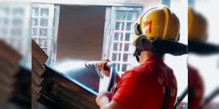 Filho coloca fogo na própria casa com os pais de 90 anos dentro