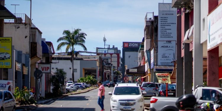 Veja lista de comércios autorizados a ocupar áreas públicas em 4 regiões do DF