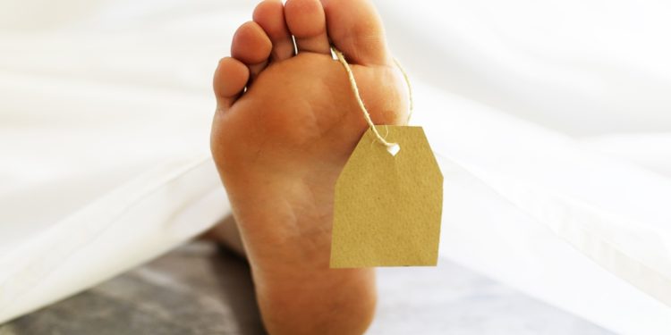 Filho convive por 15 dias com cadáver da mãe idosa em casa