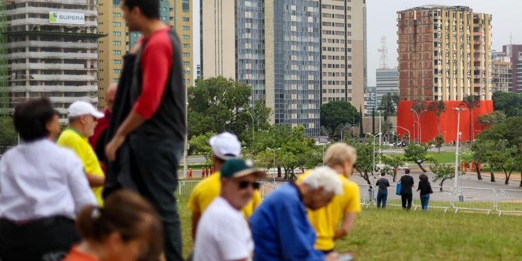 Torre Palace: público se reúne para ver fim de prédio histórico do DF