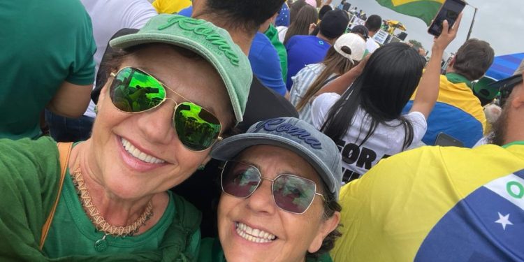 Mulher que foi parar na UTI após raio em ato de Nikolas tem alta