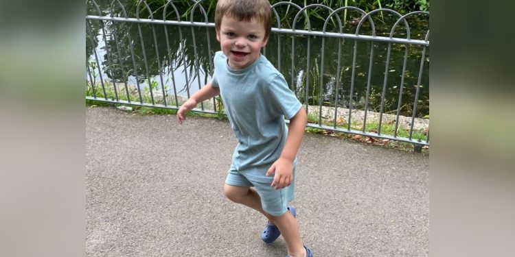 Menino tem diagnóstico de demência infantil confundido com autismo