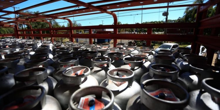 Gás do Povo chega a Brasília e gera preocupação em sindicato; entenda