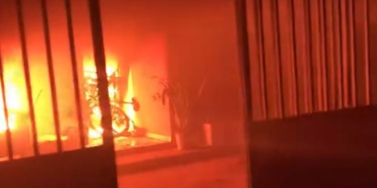 Marido ateia fogo em casa com esposa dentro e mata cachorro da família