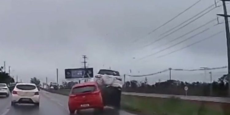 Motorista bêbado bate em veículo durante fuga e é preso pela polícia