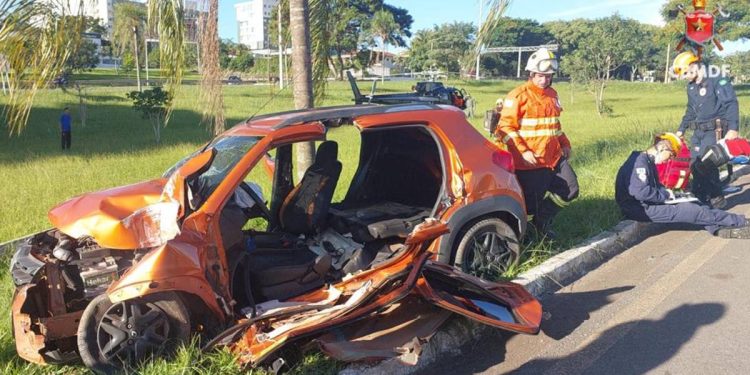 Carro bate em poste na BR-020 e cinco pessoas ficam feridas. Veja vídeo