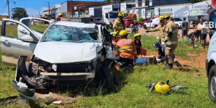 Caminhão capota após acidente com carro e moto e deixa três feridos. Veja vídeo