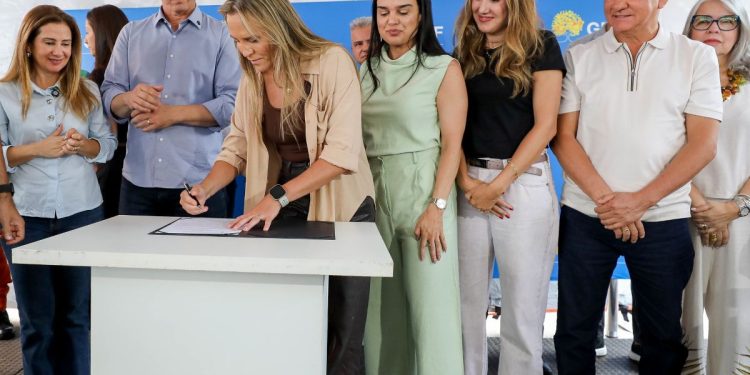 Celina assina ordem de serviço para estudo da obra do VLT de Ceilândia