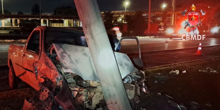 Motorista foge após bater em dois carros e colidir contra poste no DF