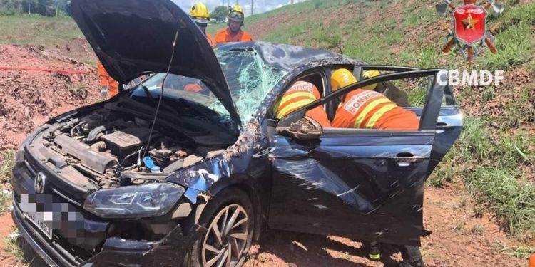 Carro bate em caminhão, capota e deixa motorista e passageiro feridos