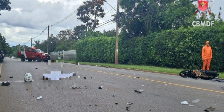 Passageira morre atropelada ao cair de moto após colisão com carro
