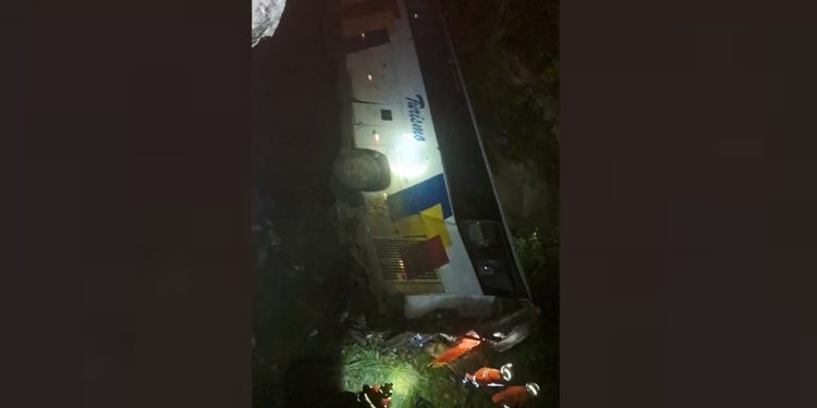 Desgovernado, ônibus de viagem cai de ponte na BR-060. Veja vídeo