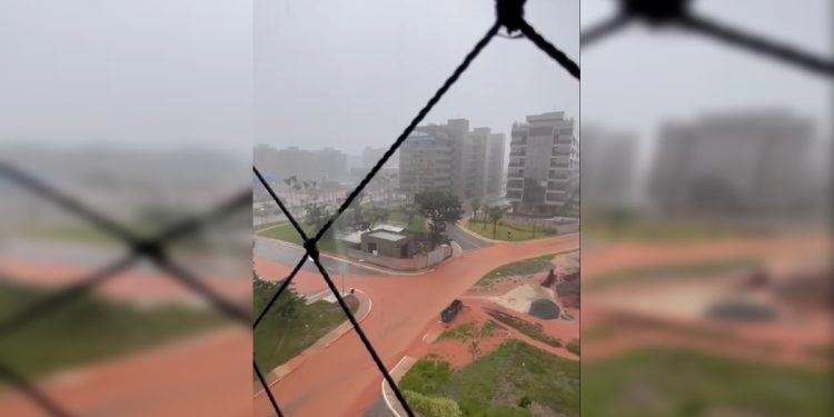 Chuva forte provoca alagamentos no Noroeste. Veja vídeo