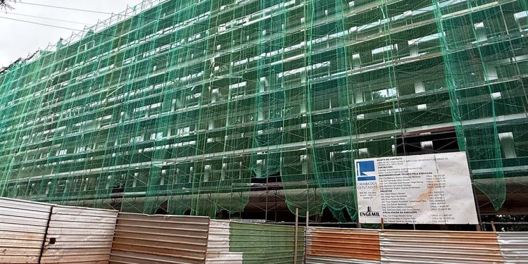 Câmara gasta R$ 100 milhões em reforma de imóveis para “poupar” R$ 5 milhões por ano