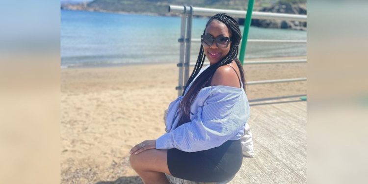 Mulher confunde dor de cabeça com cansaço e tem AVC no meio de reunião