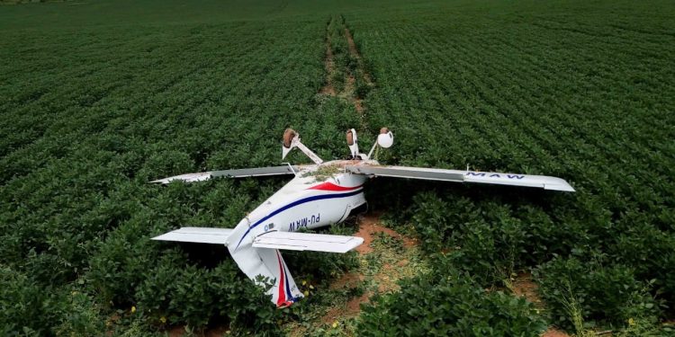 Imagens mostram avião de cabeça para baixo após pouso forçado no DF. Veja vídeo