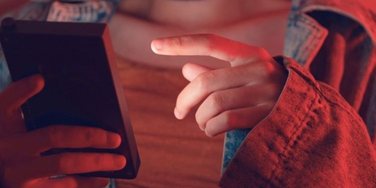 Menina é espancada pela mãe por olhar celular enquanto lavava louça