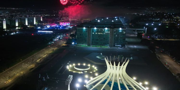 Brasilienses lotam a Esplanada e recebem 2026 com 12 minutos de fogos
