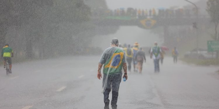 Raio atinge ato de Nikolas e três pessoas são levadas ao hospital