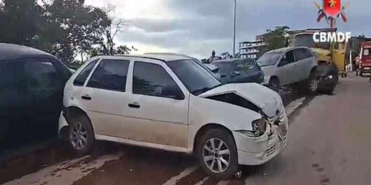 Pedestre é atropelado após caminhão perder controle e acertar 8 carros. Veja vídeo