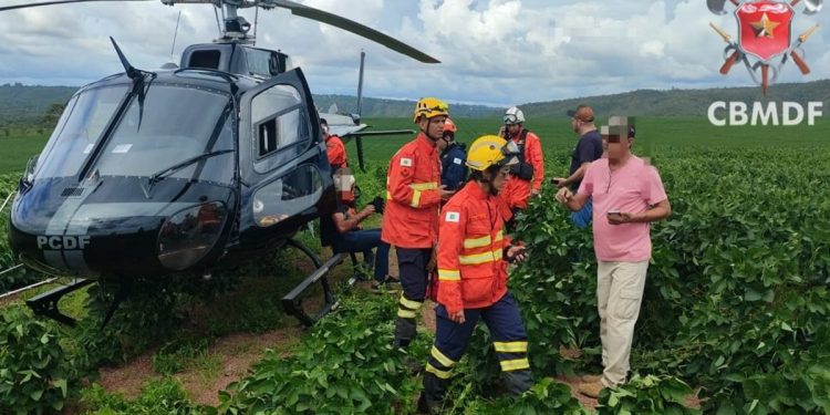 Helicóptero Carcará resgata ferido após pouso forçado de avião no DF