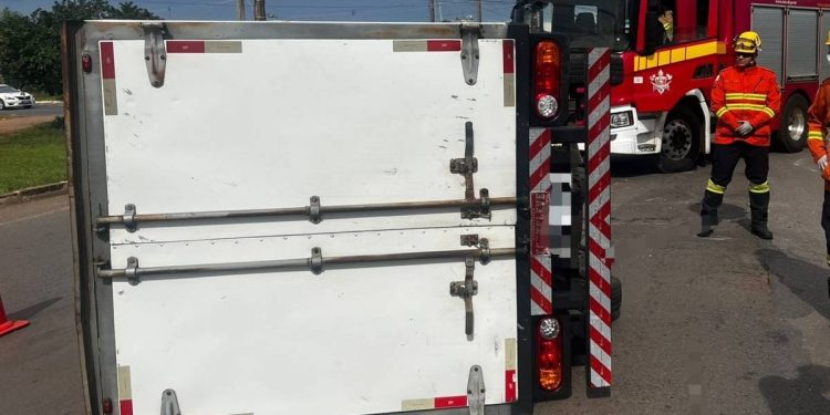 Caminhão baú tomba na marginal da EPTG; mapa mostra trânsito na região. Veja vídeo