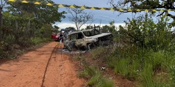Corpo carbonizado em carro no DF estava no banco traseiro do veículo. Veja vídeo