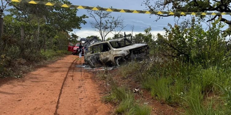 Corpo carbonizado em carro no DF estava no banco traseiro do veículo. Veja vídeo
