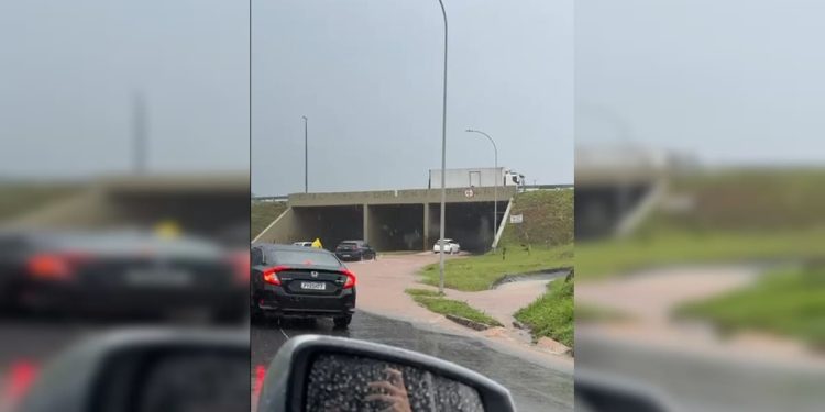 Temporal causa alagamentos e transtornos em regiões do DF. Veja vídeo