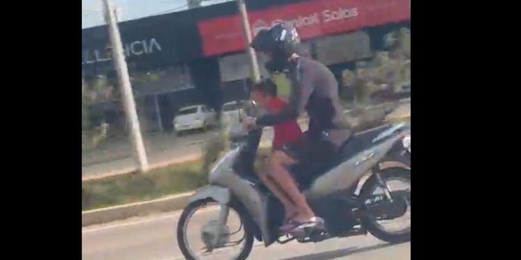 Criança é flagrada sem capacete em moto a mais de 90 km/h em via do DF. Veja vídeo