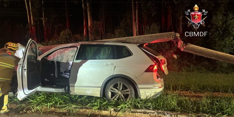 Carro e poste ficam destruídos após acidente em rodovia do DF
