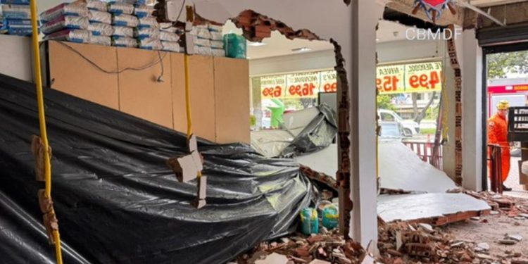 Parede de comércio desaba e fere duas pessoas no DF