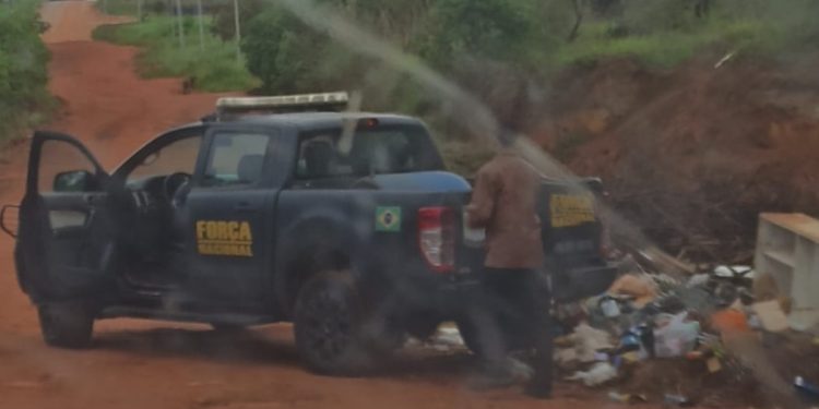 Viatura da Força Nacional é usada para despejo de lixo em área pública
