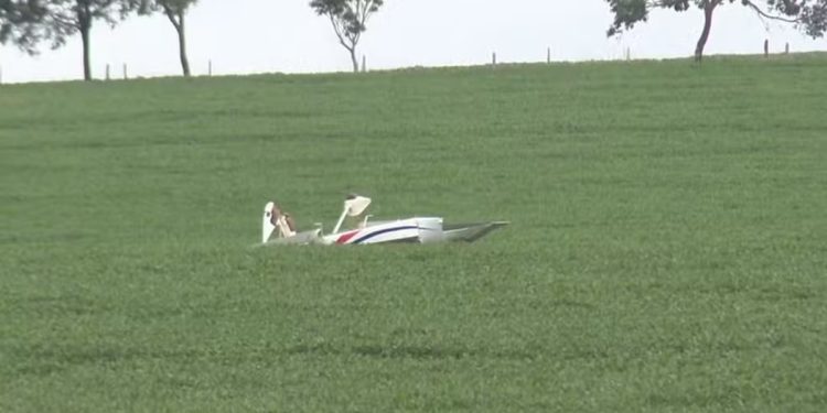 Avião faz pouso de emergência em rodovia; bombeiros estão no local