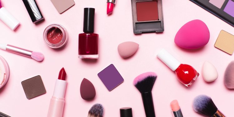 Médicos alertam que uso de cosméticos falsos pode causar danos à saúde