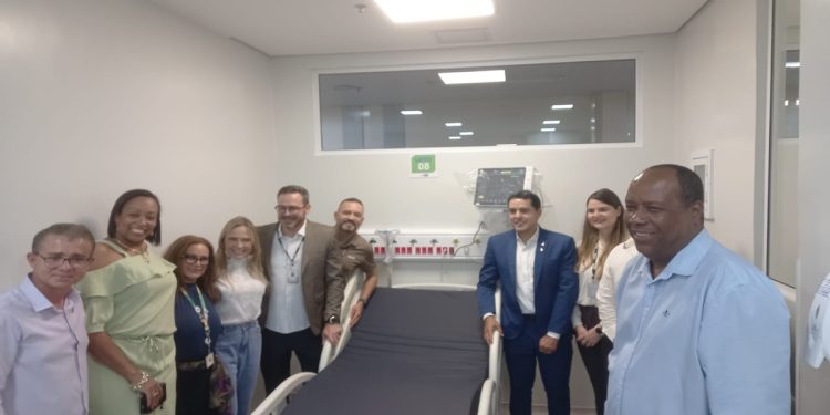 Celina reinaugura UTI e entrega equipamentos para hospital no Paranoá