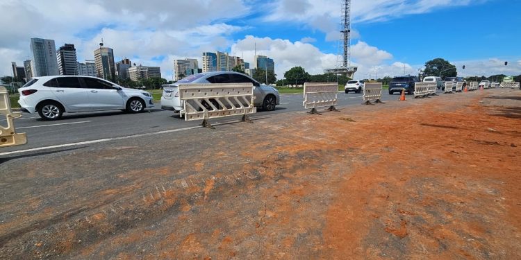 Torre Palace: Eixo Monumental tem faixa interditada após implosão